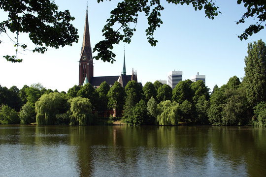 Sankt Gertrud in Hamburg Uhlenhorst am Kuhm&uuml;hlenteich