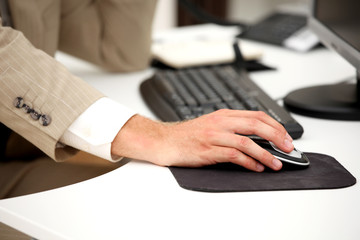 Geschäftsmann bei der Arbeit am PC