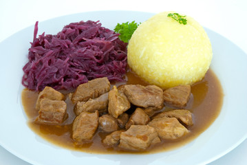Gulasch mit Kloß & Rotkraut