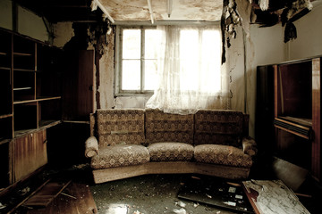 Blick in ein ausgebranntes Zimmer mit Sofa - obrazy, fototapety, plakaty