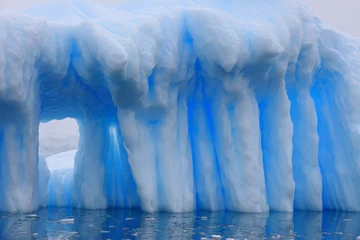 Foto op Aluminium IJsberg en azuurblauw water op Antarctica © Achim Baqué
