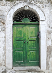 Fototapeta na wymiar Zielona starożytny frontdoor.