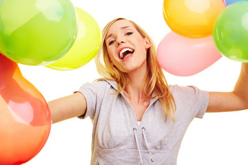 Jubelnde Blonde mit Luftballons