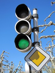 FEU TRICOLORE ET PANNEAU DE PRIORITE