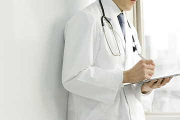 カルテに記入する医者