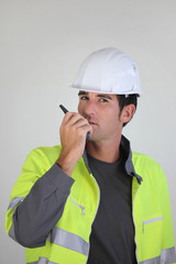 Portrait d'un ouvrier avec un talkie-walkie