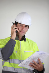 Portrait d'un ouvrier avec un talkie-walkie