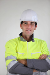 Portrait d'un ouvrier avec un casque de chantier