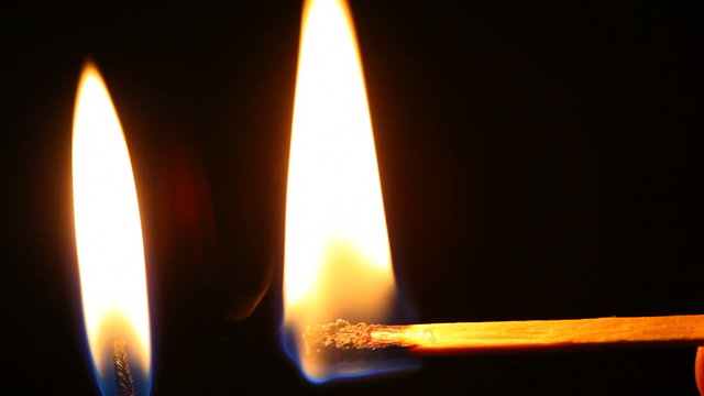 Kerze und Streichholz