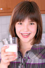 Mädchen beim Milch trinken