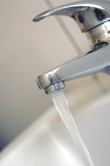 Laufender Wasserhahn mit Trinkwasser