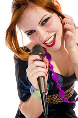 Attraktive junge Sängerin mit Mikrofon, Rockstar