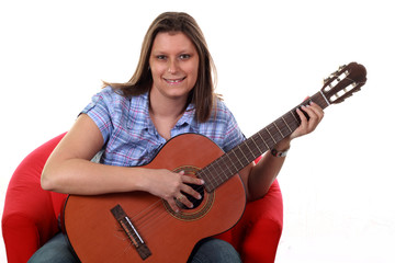 Fototapeta premium ragazza che suona la chitarra