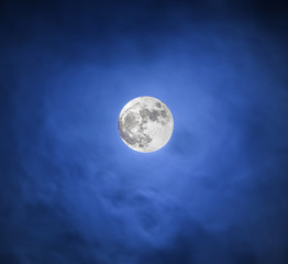 Obraz na płótnie Canvas Księżyc na ciemnym niebieskim niebie