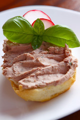 leberwurstbrötchen,leberwurst