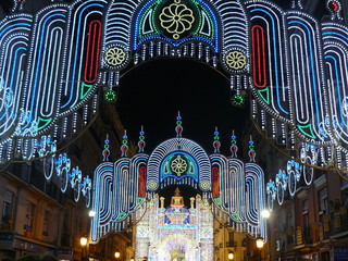 Calle de Valencia iluminada en fallas.