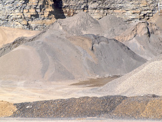 Kiesberge im Steinbruch