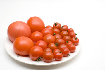 皿の上のトマト