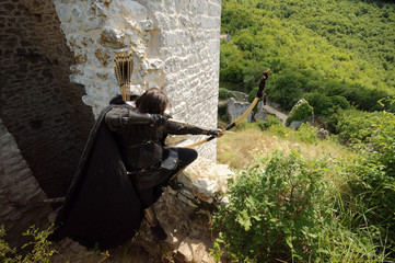 Bogenschütze Robin Hood zielt vom Burgturm