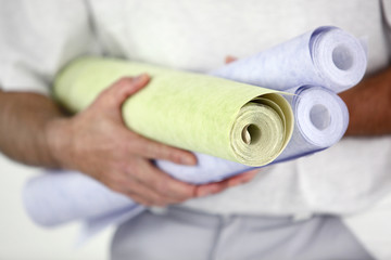 Papiers peints dans les mains d'un homme