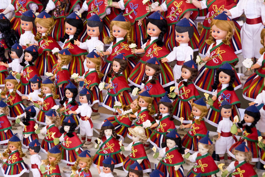 Bonecos com traje tipico madeirense.