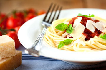 Spaghetti with tomato sauce and hard cheese