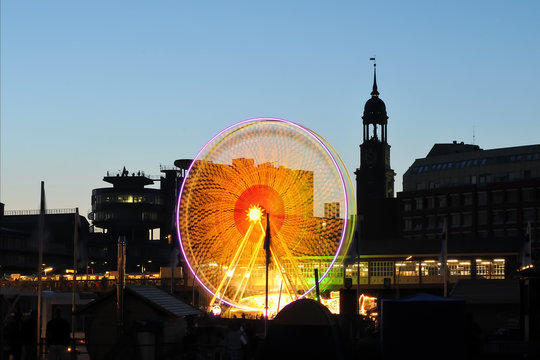 Riesenrad vor dem Hamburger Michel beim  Hafengeburtstag