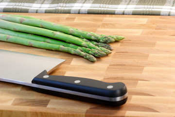 asparagus on cuttingboard