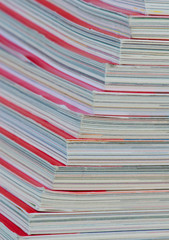 Zeitschriftenstapel mit rotem Titelblatt und farbigem Heftblock