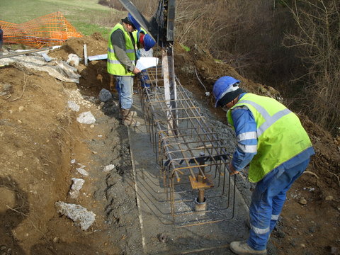 r&eacute;alisation d'une longrine sur pyl&ocirc;ne &eacute;lectrique