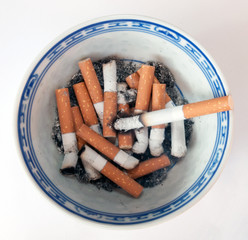 Portacenere con sigarette