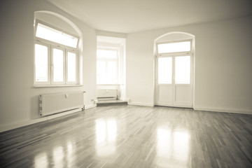 leeres Zimmer einer Altbauwohnung, vintage, monochrome - 21805281