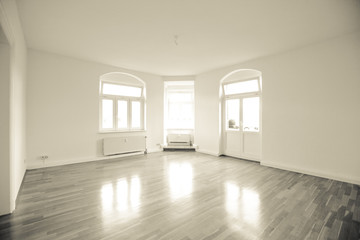 leeres Zimmer einer Altbauwohnung, vintage, monochrome - 21805285