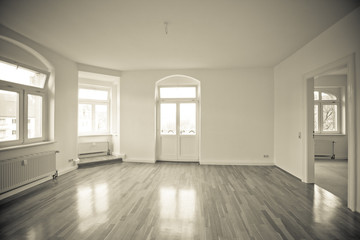 leeres Zimmer einer Altbauwohnung, vintage, monochrome - 21805408