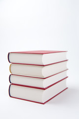 Stapel Bücher vor weißem Hintergrund