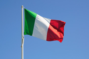 Bandiera italiana su cielo blu