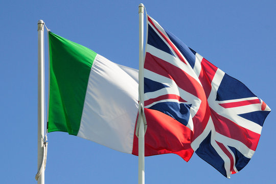 Bandiere italiana e inglese su cielo blu