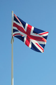 Bandiera inglese su cielo blu