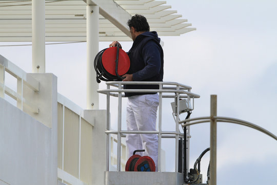 ouvrier dans une nacelle