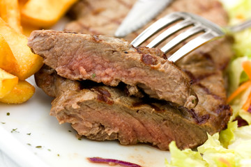 Rumpsteak-Roastbeef mit Champignons,Pommes Frites,grünem Salat
