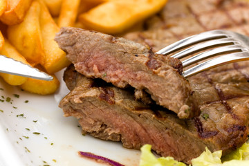 Rumpsteak-Roastbeef mit Champignons,Pommes Frites,grünem Salat