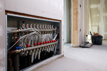 heating circuit distributor in a building fabric