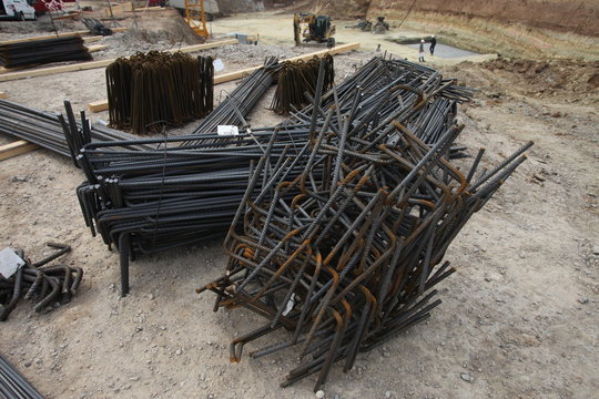 baumaterial auf einer baustelle