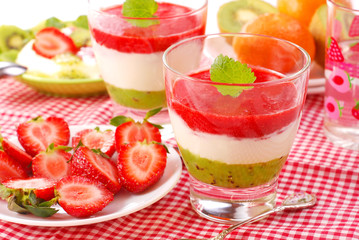strawberry and kiwi mousse with yogurt