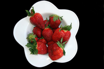 des fraises sur fond noir