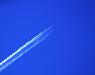 Flugzeugstreifen am Himmel