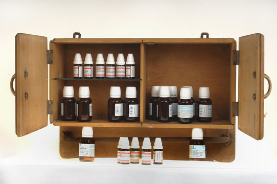 Alter Arzneischrank mit Globuli und Sch&uuml;ssler Salzen