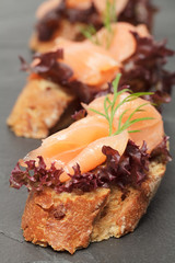 Zwiebelbaguette mit Räucherlachs