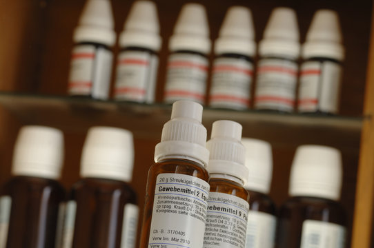 Alter Arzneischrank mit Globuli und Sch&uuml;ssler Salzen