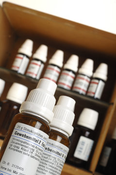 Alter Arzneischrank mit Globuli und Sch&uuml;ssler Salzen